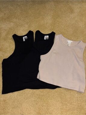 3-Pack Ribbed Tank Tops cropped  - 2 Black & 1 tan 
Women’s size XL from H & M